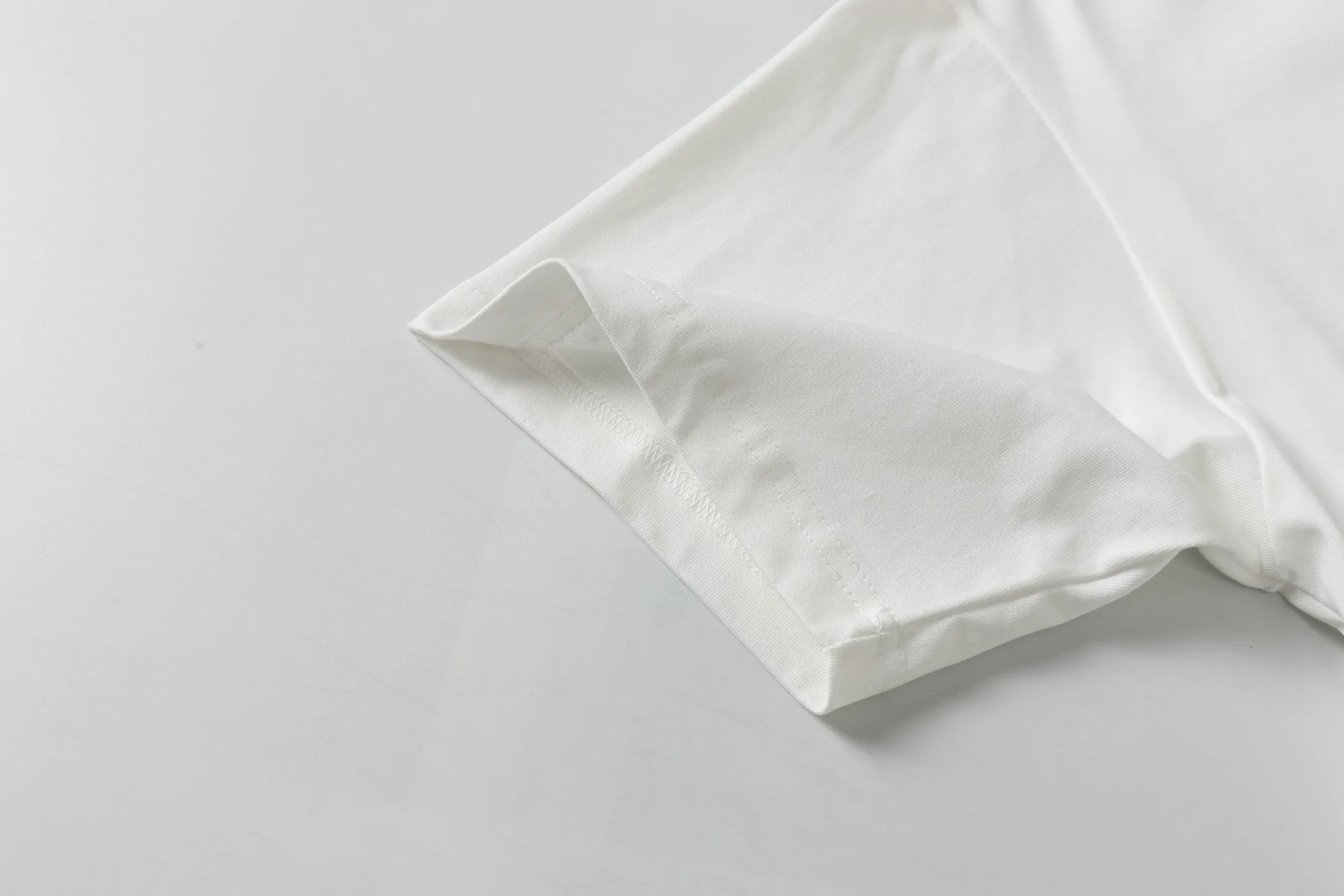 🅿️170 CH/Cro Heart 25ss front and back logo printed logo round neck short sleeves. Fabric: Made of 280g double yarn smooth fabric, high temperature pre-shrunk. The weight is up to 300g. It is equipped with 1x1 thread in the same cylinder. It is not easy to deform after repeated washing. Workmanship: positioning and cutting, oversize loose version, imported glue dot printing. Accessories: original supporting accessories. Color: black white Size: XS-L